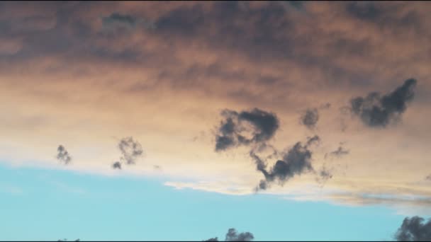 Cielo Blu Raggiunge Una Linea Nuvole Giallo Arancio Nuvole Scure — Video Stock