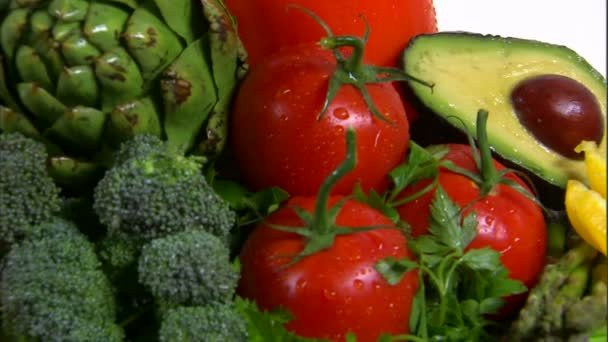 Nära Bild Ett Sortiment Grönsaker Roterar Vit Skärm — Stockvideo