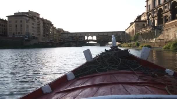 Ampia Panoramica Fiume Edifici Ponte Dalla Gondola — Video Stock