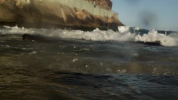 波浪和湿的镜头掉里约热内卢海岸 北大西洋低潮内陆如相机所揭示的悬崖海湾 巴西里约热内卢 静态摄像机工作捕获海洋流 — 图库视频影像