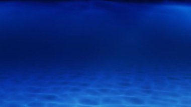 Sığ sulara kumlu deniz dibinin yüzey altında pırıl pırıl güneş parlamasına.