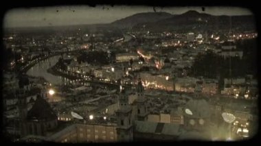 Geniş parlak şehir ışıkları sırasında altın dusk vurdu, biraz-in onları nehrin Salzburg, Avusturya Avrupa'nın yukarıda yansıtılır. Vintage stilize video klip.