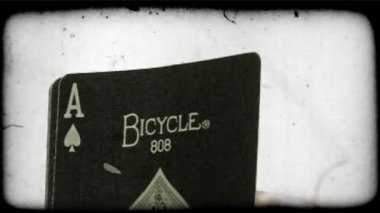 Bir bisiklet marka As kartı tutan bir el. Arkasından as floş royal her şey fazlasıyla Fanlı ve sonra geri katlanmış. Vintage stilize video klip.
