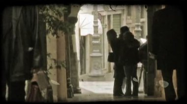 İnsanlar yürüyüş ve İtalya sokakta tribünde. Vintage stilize video klip.