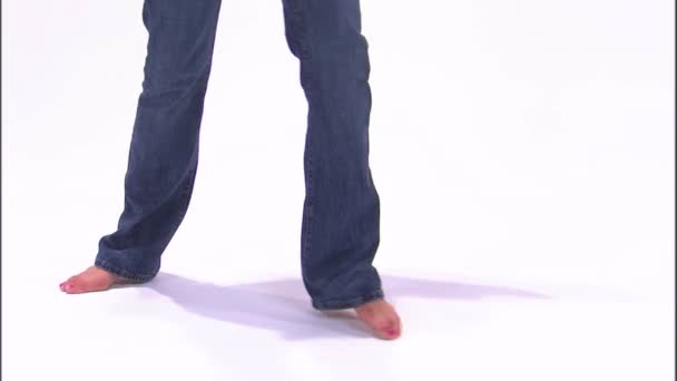 Крупный План Ноги Девушки Танцующей Фиолетовой Рубашке Джинсах — стоковое видео