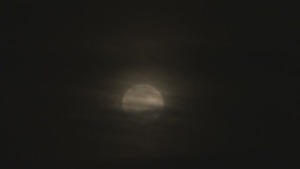 还拍摄的满月在晚上与温暖的色调和朦胧云在前面 — 图库视频影像