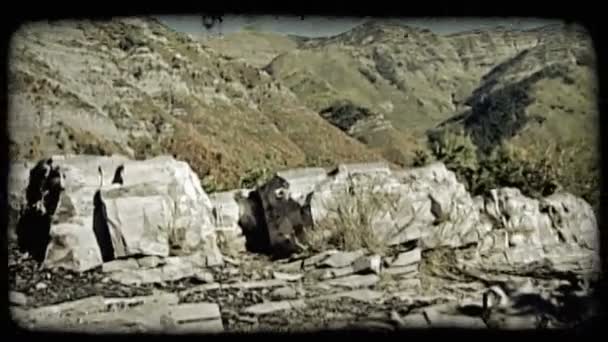 Steigen Über Felsige Felsvorsprünge Ein Weites Offenes Gebirgstal Voller Herbstbäume — Stockvideo