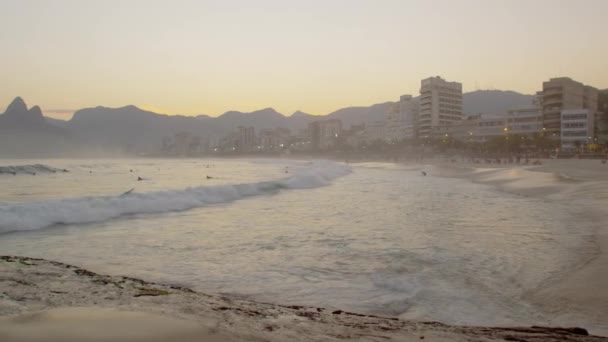 Pomalý Pohyb Pláže Rio Janeiru Atlantského Oceánu Muž Plavkách Opouští — Stock video