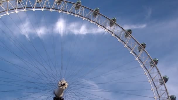 ロンドン イングランドで背景に青い曇り空のロンドン アイの低角度のビュー — ストック動画