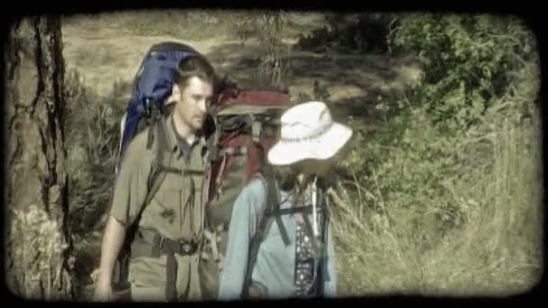 Couple Portant Vêtements Équipement Randonnée Compris Grands Sacs Dos Randonnée — Video