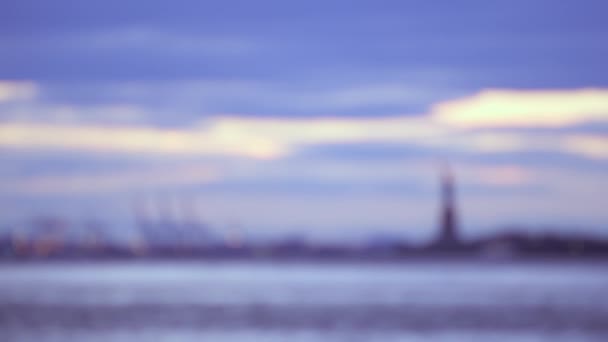 自由の女神像を背景に波打つハドソン川のラックフォーカスショット 空は青い灰色です ニューヨーク — ストック動画