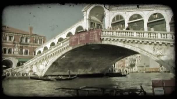 Lidé Stojí Chodí Vysoký Most Itálii Vintage Stylizované Videoklip — Stock video