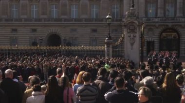Ekim, 2011 yaklaşık - Londra, İngiltere: pan Buckingham Sarayı Londra muhafiz değişen vurdu orta geniş
