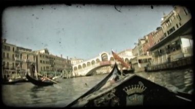 Bir gondol olarak bir çekim Venedik canal yolculukları. Vintage stilize video klip