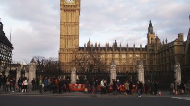 Londra, İngiltere - Ekim 2011: Geniş atış Londra'nın altında meşgul caddesine kadar Big Ben eğimli