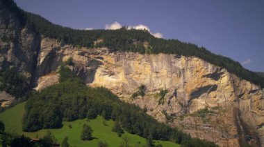 Bern Lauterbrunnen Vadisi'nin iki şelale panoramik görünümü, İsviçre.