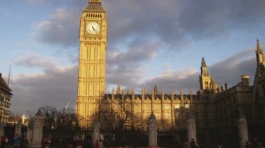 Londra, İngiltere - Ekim 2011: Geniş Big Ben Londra'nın arka planda geçen kara bulutlar ile vurdu
