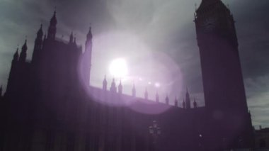 Londra - 9 Ekim 2011:Kamera bazı insanların görülebileceği sokak seviyesinden yukarı doğru hareket etmeye başlar. Daha sonra Big Ben saat kulesi üzerinde duruluyor.