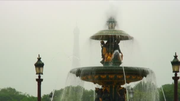 Närbild Skott Fontän Paris Med Sillouhette Eiffeltornet Bakgrunden — Stockvideo