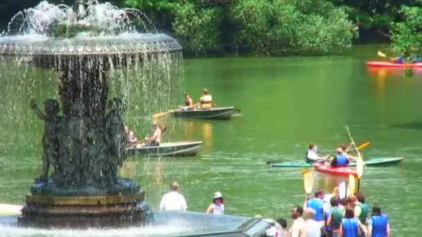 划船和在船在中央公园与在纽约城的前景在毕士大喷泉戏水的人 — 图库视频影像