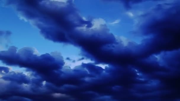 Zeitraffer Dunkler Wolken Der Dämmerung Rollen Links Über Einen Tiefblauen — Stockvideo