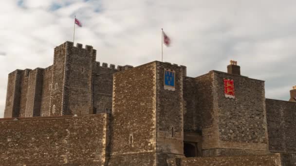Flagi Latać Nad Dover Castle Poklatkowy Zdjęcia — Wideo stockowe