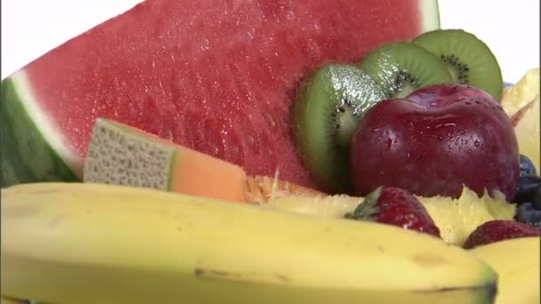 回転皿の上の果物の品揃えのショット — ストック動画