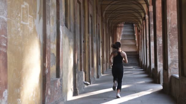 Γυναίκα Τρέξιμο Κάτω Από Ιταλική Αρχιτεκτονική Arcade — Αρχείο Βίντεο