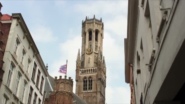 시계탑 그리고 Brugge 벨기에의 구름의 — 비디오