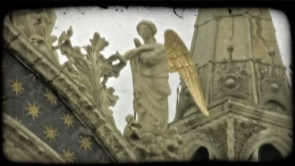 Sculptură Italiană Unui Înger Vârful Unei Clădiri Aripi Aurii Vintage — Videoclip de stoc