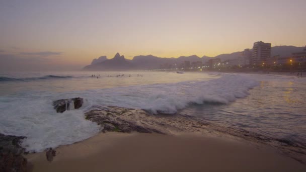 Rio Janeiro Brazílie Červen 2013 Vlny Valou Pláž Copacabana Rio — Stock video