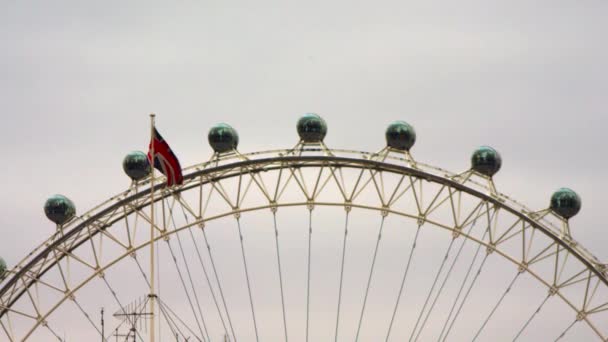 Tiro Estacionário Bandeira Britânica Acenando Nas Proximidades Roda London Eye — Vídeo de Stock