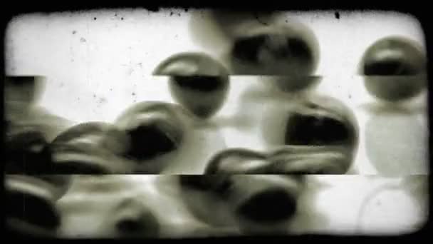 Кілька Дрібних Чорних Єктів Котиться Вид Трохи Скелі Закруглених Краях — стокове відео