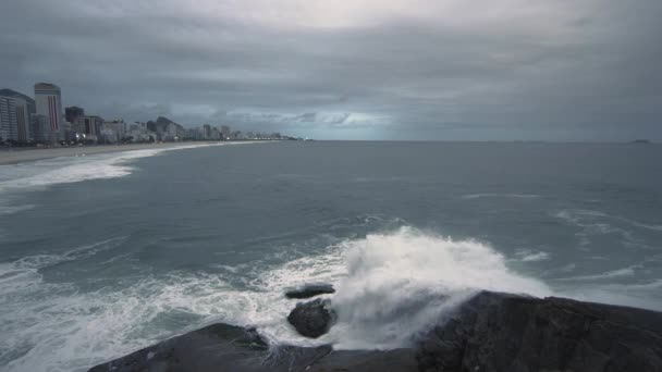 缓慢的全景拍摄的大海浪的岩石在里约热内卢 巴西用高速照相机拍摄的海滩上 — 图库视频影像