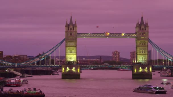黄昏时分伦敦塔桥的平移镜头 相机从左向右移动 河里有船 桥上有交通 在右边 可以看到伦敦市政厅的一瞥 — 图库视频影像