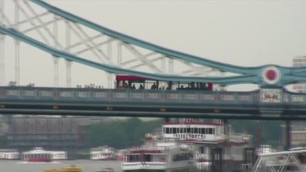 Aufnahme Eines Trolleys Der Eine Brücke England Überquert — Stockvideo