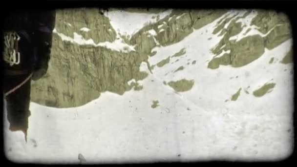 Medium Strzał Tyłu Alpinista Noszenie Profesjonalnego Sprzętu Wspinaczkowego Zimą Pomocą — Wideo stockowe