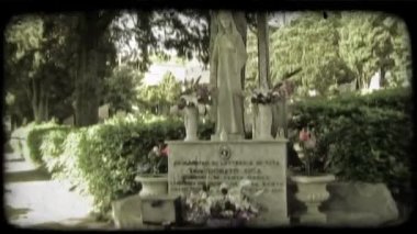Bir elini İtalyan bir mezarlık shot tuttum. Vintage stilize video klip.