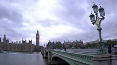 Westminster Köprüsü'nde kimliği belirsiz kişilerin sabit görünümü, arka planda Big Ben, Londra'da bulunan, İngiltere