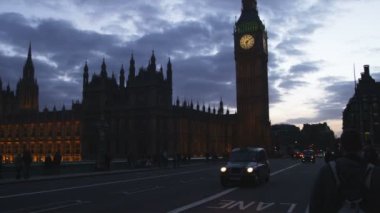 Londra, İngiltere - Ekim 2011: Wide Big Ben atış siluet tarafından Londra'da geçen trafik ile alacakaranlıkta