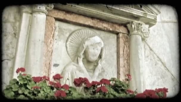 Tiro Médio Uma Escultura Italiana Edifício Com Flores Vermelhas Vintage — Vídeo de Stock