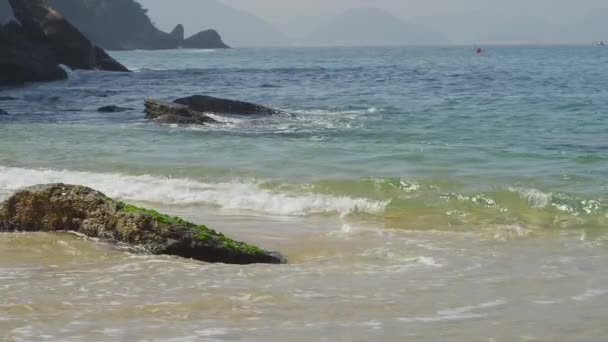 Movimiento Lento Olas Girando Alrededor Una Roca Playa Roja Río — Vídeos de Stock