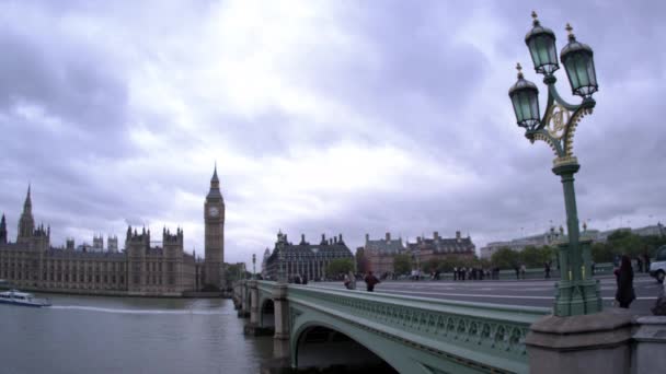 威斯敏斯特桥上身份不明的人 大本钟背景 位于英国伦敦 — 图库视频影像