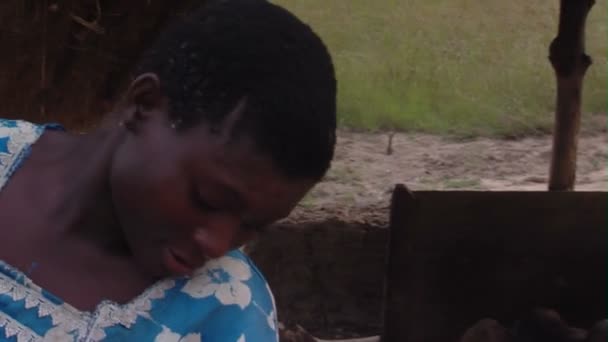 Africa Kenya Circa August 2010 Close Skud Kvinde Fejende – Stock-video