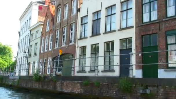 Κτίρια Κατά Μήκος Της Πλευράς Ένα Κανάλι Στο Μπριζ Βέλγιο — Αρχείο Βίντεο