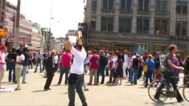 Ζουμ Ένας Άνδρας Κρατώντας Μια Πινακίδα Free Hugs Στην Πλατεία — Αρχείο Βίντεο
