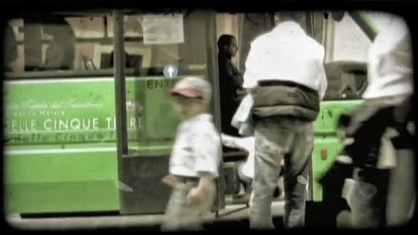 父と娘は 他の人が通るようイタリアの都市バス上取得します ビンテージの様式化されたビデオ クリップ — ストック動画