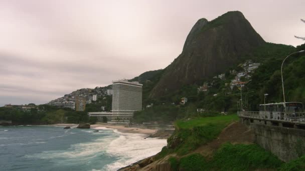 慢动作平移拍摄的舒格洛夫山和海岸线在里约热内卢 — 图库视频影像