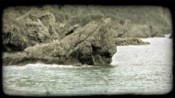 Камень Торчит Воды Итальянском Пляже Винтажный Стилизованный Видеоклип — стоковое видео