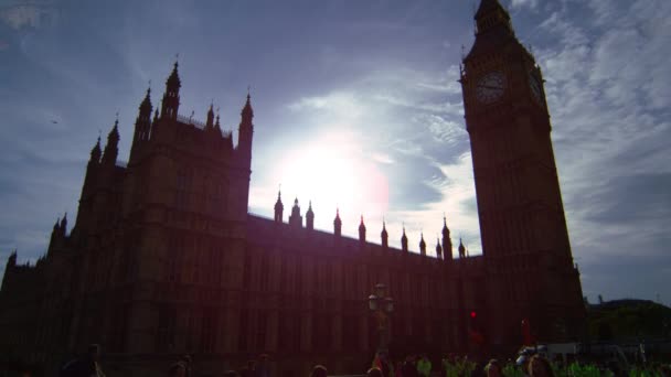 ロンドン 2011年10月9日 カメラは 一部の人々 警察や抗議者 が見ることができる通りのレベルから上方に移動し始めます その後 ビッグベン時計塔に焦点を当てます — ストック動画